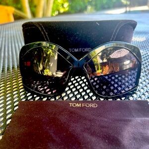 Tom Ford Cheyenne sunglasses model FT0903 01A featuring shiny black frame